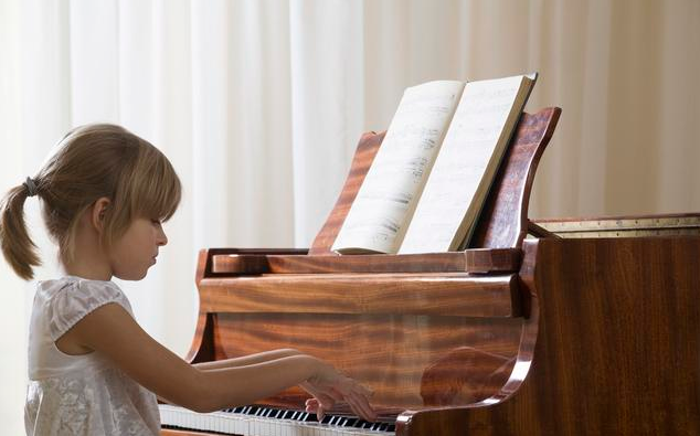 孩子幾歲開始學習鋼琴比較好 孩子學鋼琴和不學鋼琴有什么差別
